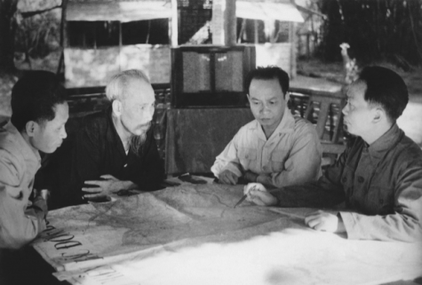 Chủ tịch Hồ Chí Minh và các đồng chí trong Ban Thường vụ Trung ương Đảng họp quyết định mở chiến cục Đông Xuân 1953-1954 và chiến dịch Điện Biên Phủ.