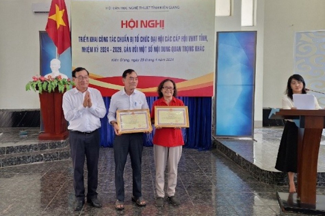 Đồng chí Nguyễn Thiện Cẩn, Chủ tịch Hội Văn học nghệ thuật tỉnh Kiên Giang, trao bằng khen của Uỷ ban nhân dân tỉnh cho hội viên đạt thành tích xuất sắc về văn học nghệ thuật năm 2023.