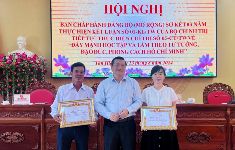 Đồng chí Đinh Xuân Phương, Bí thư Huyện ủy Tân Hiệp, trao bằng khen của Ban Thường vụ Tỉnh ủy cho các tập thể của huyện có thành tích xuất sắc trong học tập và làm theo tư tưởng, đạo đức, phong các Hồ Chí Minh, quý III năm 2023.