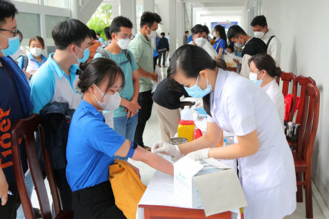 Sinh viên Trường Đại học Kiên Giang tham gia hiến máu tình nguyện.