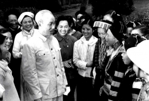 Bác Hồ với đại biểu phụ nữ dân tộc thiểu số, tại Đại hội Phụ nữ toàn quốc lần thứ III, tháng 3/1961. Ảnh: TL