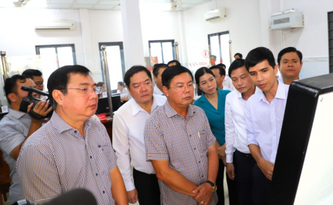 Bí thư Tỉnh ủy Nguyễn Tiến Hải (Áo sọt thứ 2, từ trái qua) đến khảo sát vận hành thử nghiệm chính quyền xã Thạnh Lộc, tại Trung tâm Phục vụ hành chính công. Ảnh: Trang TTĐT Văn phòng UBND tỉnh Kiên Giang.