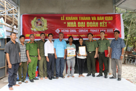 Phòng Công tác Chính trị, Công an tỉnh An Giang, bàn giao nhà Đại đoàn kết cho đồng bào Khmer nhân dịp Tết Chôl Chnăm Thmây năm 2025.