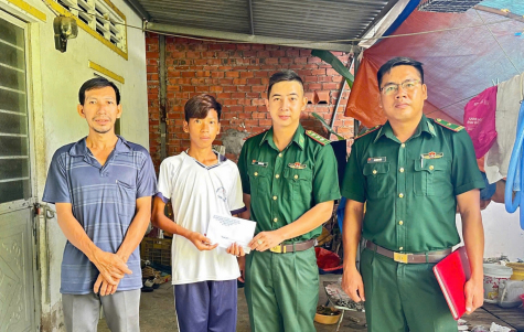 Đồn Biên phòng cửa khẩu quốc tế Hà Tiên trao tiền hỗ trợ cho học sinh nghèo trong Chương trình “Nâng bước em tới trường”.