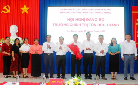 Đảng ủy Trường Chính trị Tôn Đức Thắng tổ chức Hội nghị công bố các quyết định về công tác cán bộ.