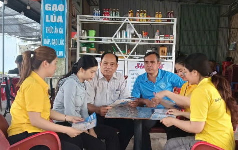 Bảo hiểm Xã hội tỉnh An Giang phối hợp với Bưu điện tỉnh, tổ chức tuyên truyền, vận động người dân phường Vĩnh Thông tham gia bảo hiểm xã hội, bảo hiểm y tế. Ảnh Phượng Linh