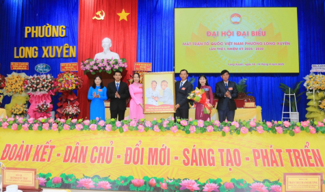 Đồng chí Trần Thị Thanh Hương, Phó Bí thư Tỉnh ủy, Trưởng Đoàn đại biểu Quốc hội tỉnh An Giang, Chủ tịch Ủy ban MTTQ VN tỉnh, tặng tranh chúc mừng Đại hội MTTQ VN phường Long Xuyên.