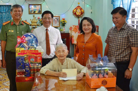 Cô giáo Lương Thị Chính - Mẹ Việt Nam Anh hùng