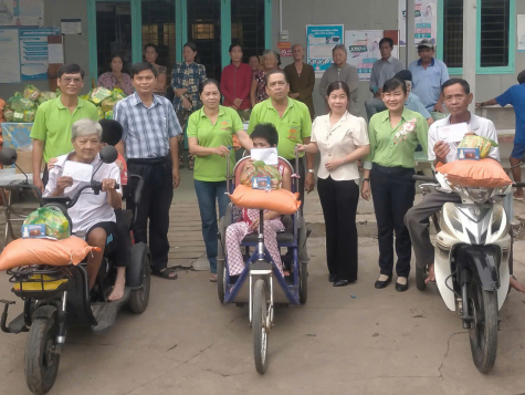 Ông Dương Công Khanh (thứ 4, từ trái qua) và các thành viên Tổ từ thiện Long Hòa, phát quà cho người nghèo, người có hoàn cảnh khó khăn tại xã Phú Lâm.