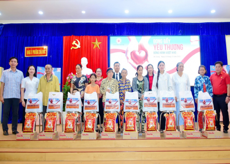 Hội Chữ thập đỏ tỉnh An Giang phối hợp với Công ty Bảo hiểm nhân thọ Prudential Việt Nam trao quà cho bà con phường Châu Đốc.
