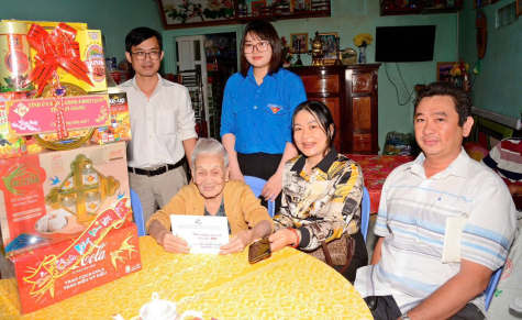 Đại diện các cơ quan trên địa bàn tỉnh thăm, tặng quà mẹ Nguyễn Thị Lựu, nhân dịp Tết Nguyên đán Quý Mão 2023. Ảnh Nguyễn Hảo.