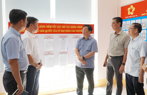 Đồng chí Hồ Văn Mừng, Ủy viên Trung ương Đảng, Phó Bí thư Tỉnh ủy, Chủ tịch Ủy ban nhân dân tỉnh (thứ ba từ phải sang), kiểm tra thực tế tại Trung tâm Phục vụ hành chính công phường Tịnh Biên.