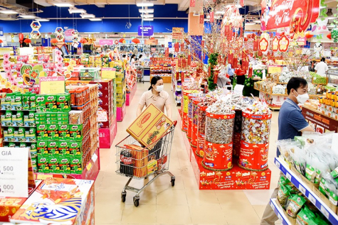 Người dân mua sắm hàng hóa chuẩn bị tết tại siêu thị Co.opmart, phường Rạch Giá, tỉnh An Giang. Ảnh: AGO