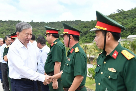 Tổng Bí thư Tô Lâm thăm, làm việc với các đơn vị quân đội và Đảng bộ, chính quyền đặc khu Thổ Châu, tỉnh An Giang, ngày 19/11/2025. Ảnh: TL