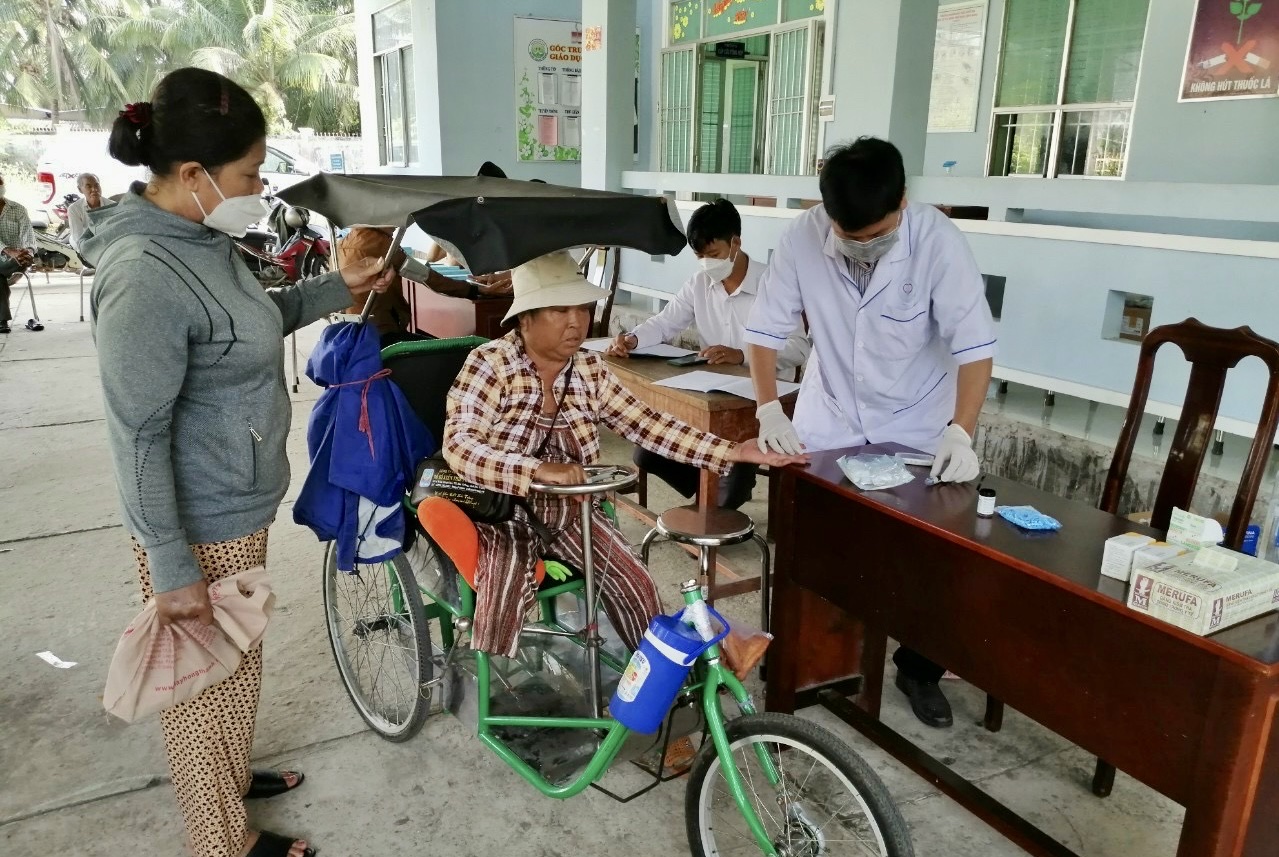 Trung tâm Y tế huyện Giang Thành tiếp nhận và khám sức khỏe miễn phí cho người dân trên địa bàn có hoàn cảnh khó khăn.