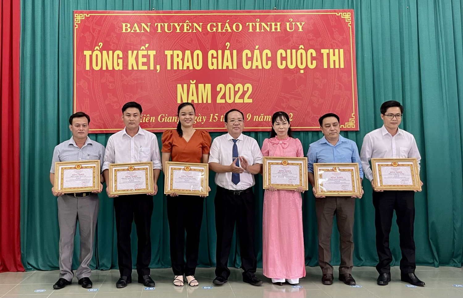 Đồng chí Nguyễn Thanh Phong, Ủy viên Ban Thường vụ, Trưởng ban Tuyên giáo Tỉnh ủy Kiên Giang, trao bằng khen cho các tác giả đạt giải Cuộc thi viết cấp tỉnh năm 2022 về bảo vệ nền tảng tư tưởng của Đảng.