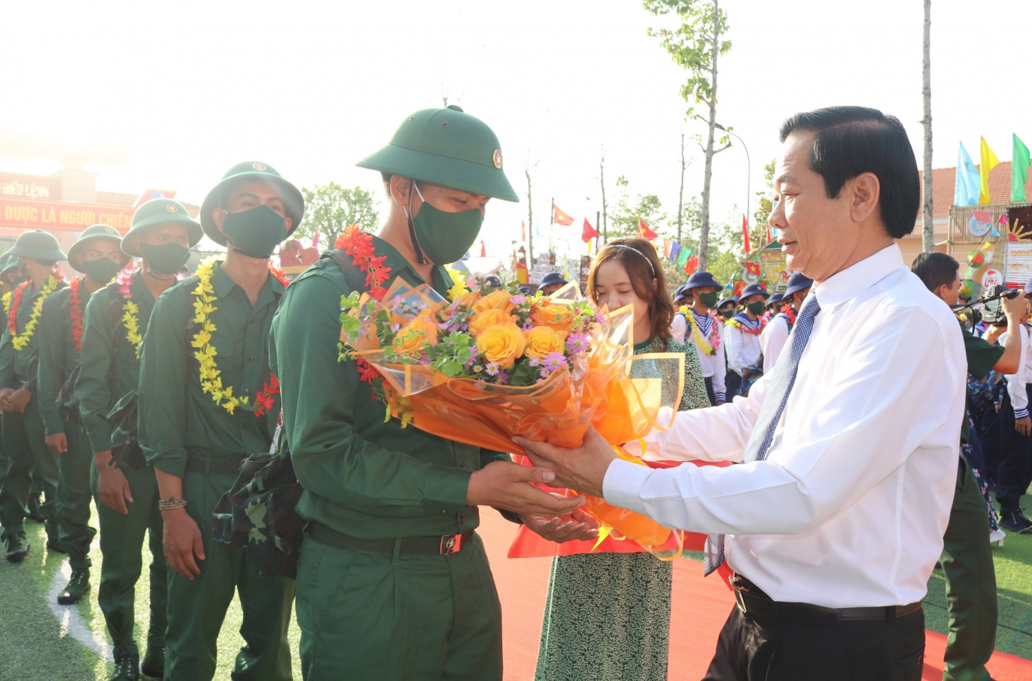 Đồng chí Đỗ Thanh Bình, Ủy viên Trung ương Đảng, Bí thư Tỉnh ủy Kiên Giang, động viên thanh niên huyện Gò Quao hăng hái lên đường nhập ngũ. Ảnh: Thu Oanh