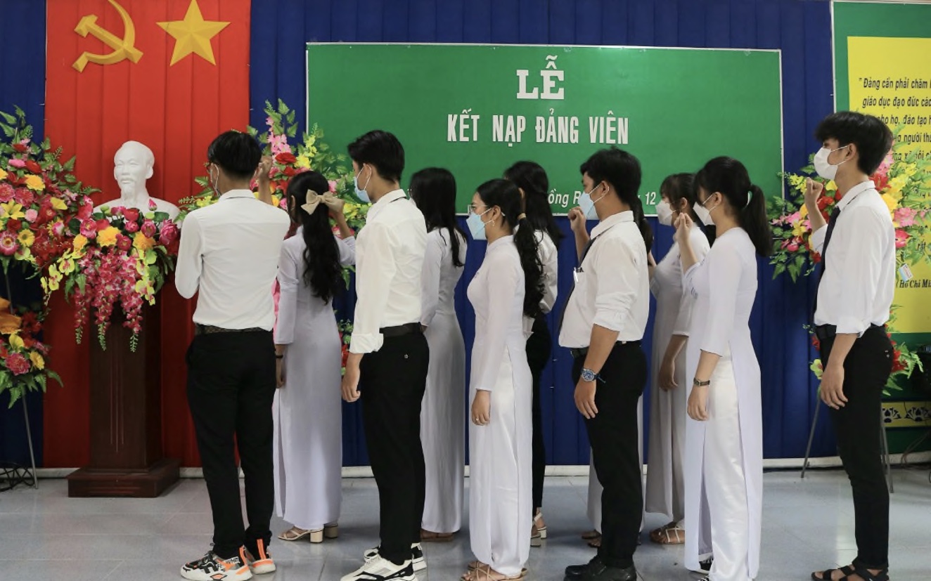 Các em học sinh Trường trung học phổ thông Giồng Riềng tuyên thệ trong Lễ kết nạp Đảng năm 2022.