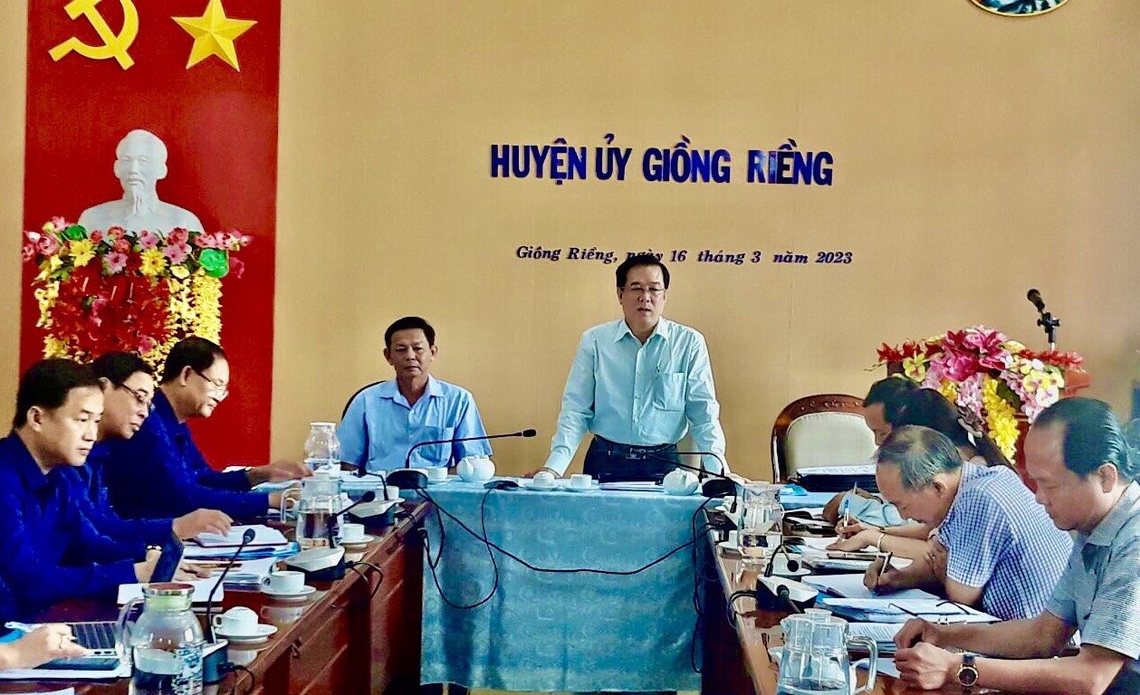 Đồng chí Phạm Hoàng Nam, Ủy viên Ban Thường vụ, Chủ nhiệm Ủy ban Kiểm tra Tỉnh ủy Kiên Giang, làm việc với Ủy ban Kiểm tra Huyện ủy Giồng Riềng về phương hướng nhiệm vụ năm 2023.