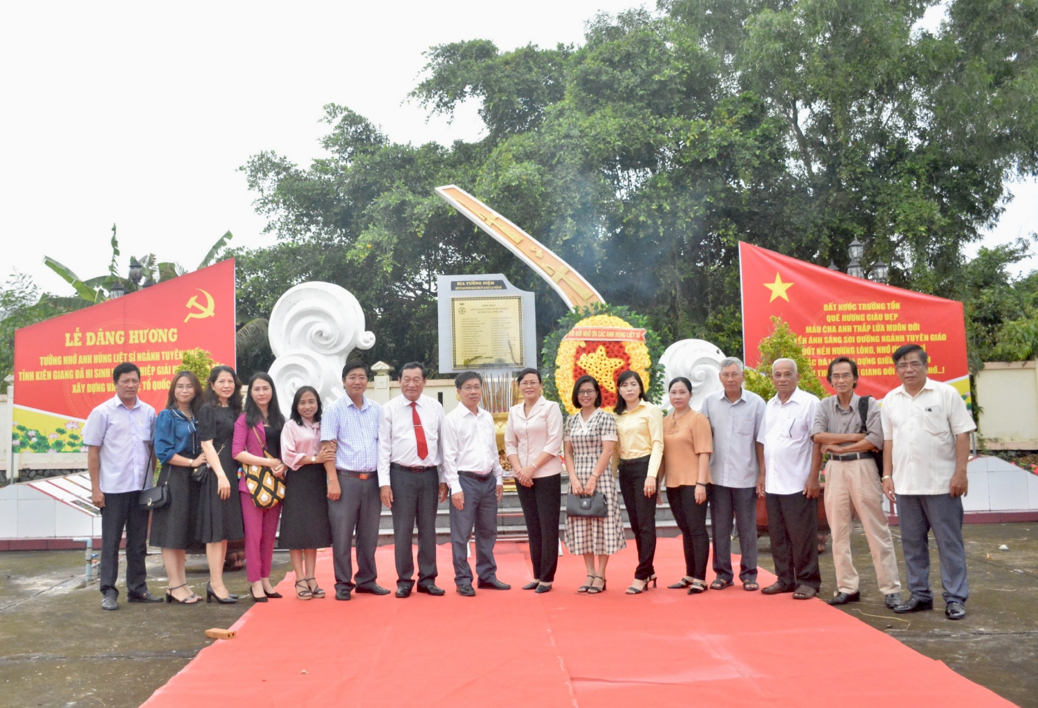 Lãnh đạo Ban Tuyên giáo Tỉnh uỷ Kiên Giang và lãnh đạo Huyện uỷ Vĩnh Thuận, cùng các đại biểu viếng Bia tưởng niệm liệt sĩ ngành Tuyên giáo, tại Nghĩa trang liệt sĩ huyện Vĩnh Thuận. Ảnh: Kiều Oanh