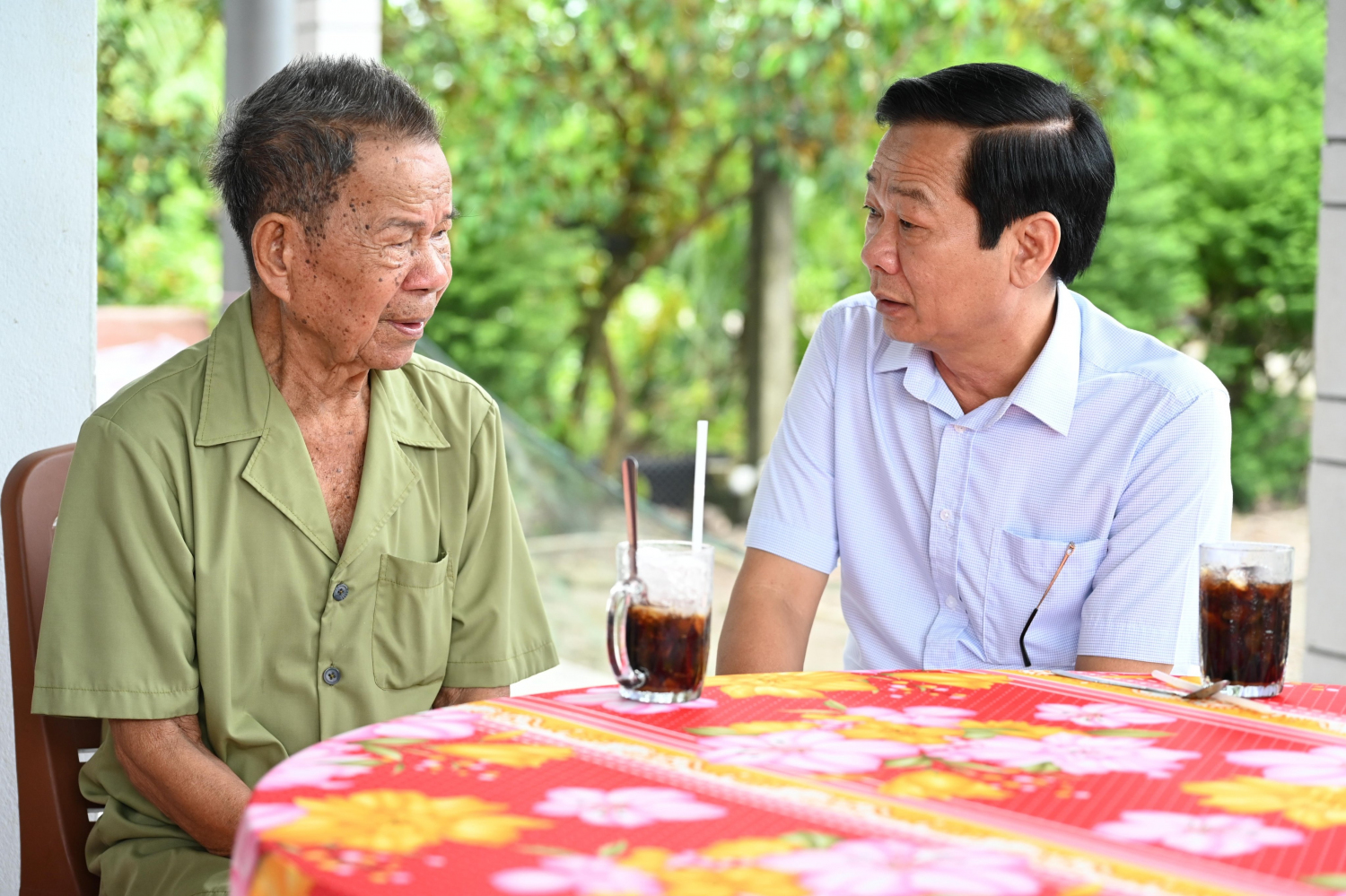 Đồng chí Đỗ Thanh Bình, Ủy viên Trung ương Đảng, Bí Thư Tỉnh ủy, Trưởng Đoàn đại biểu Quốc hội đơn vị tỉnh Kiên Giang (bên phải), thăm người có công ở huyện U Minh Thượng. Ảnh: Thuỷ Tiên