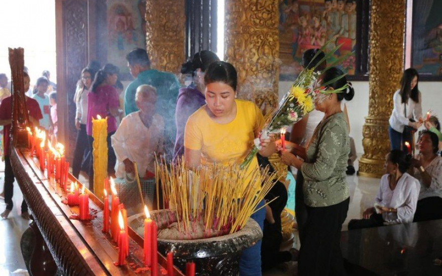 Đồng bào Khmer thắp hương tại Lễ hội Sene Đôn Ta để tưởng nhớ tổ tiên, tri ân các thế hệ đi trước.