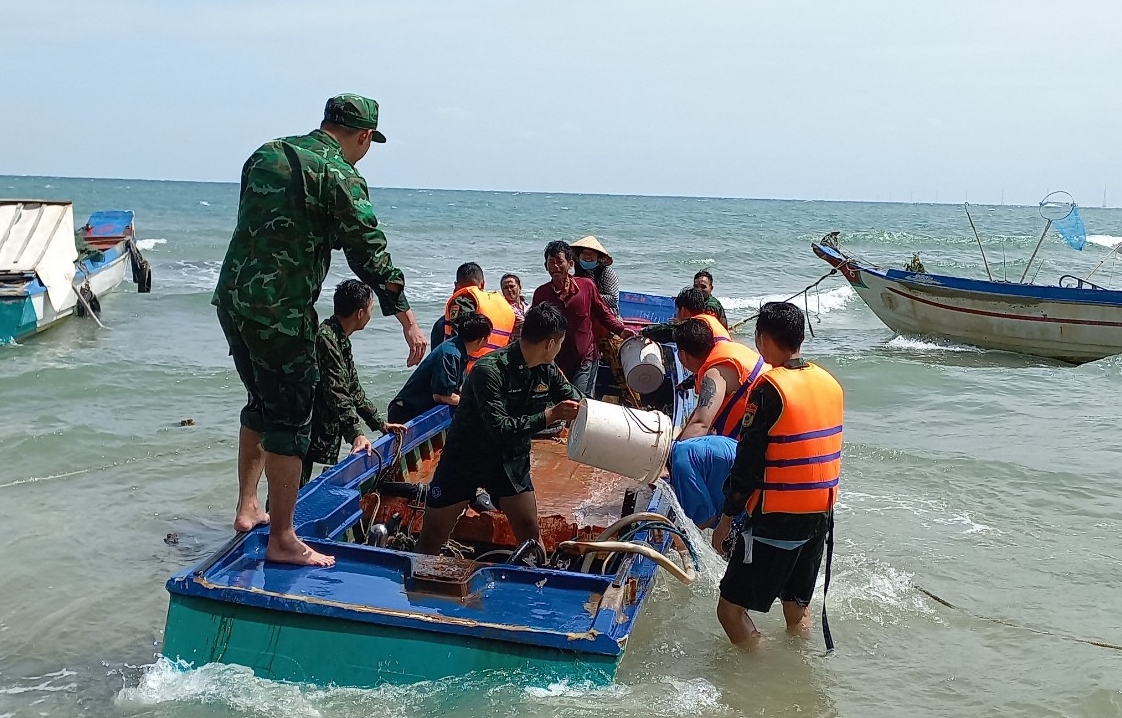 Cán bộ, chiến sĩ Đồn Biên phòng Hòn Sơn (Bộ đội Biên phòng Kiên Giang) giúp người dân trục vớt phương tiện bị tai nạn trên biển.