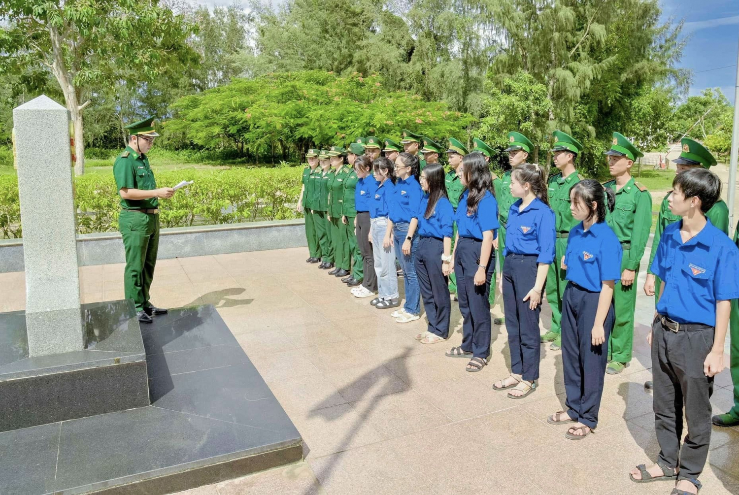 Bộ đội Biên phòng Kiên Giang tuyên truyền cho đoàn viên thanh niên huyện Giang Thành về bảo vệ chủ quyền lãnh thổ, biên giới của Tổ quốc.