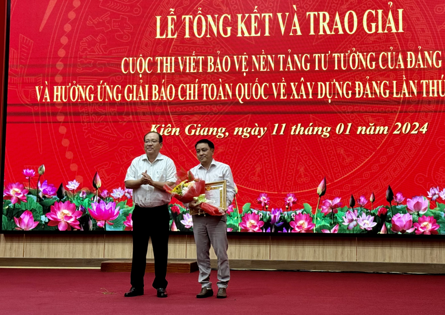 Đồng chí Nguyễn Thanh Phong, Uỷ viên Ban Thường vụ, Trưởng ban Tuyên giáo Tỉnh uỷ Kiên Giang, trao thưởng cho tác giả đạt giải Nhất cuộc thi viết bảo vệ nền tảng tư tưởng của Đảng năm 2023 trên địa bàn tỉnh.