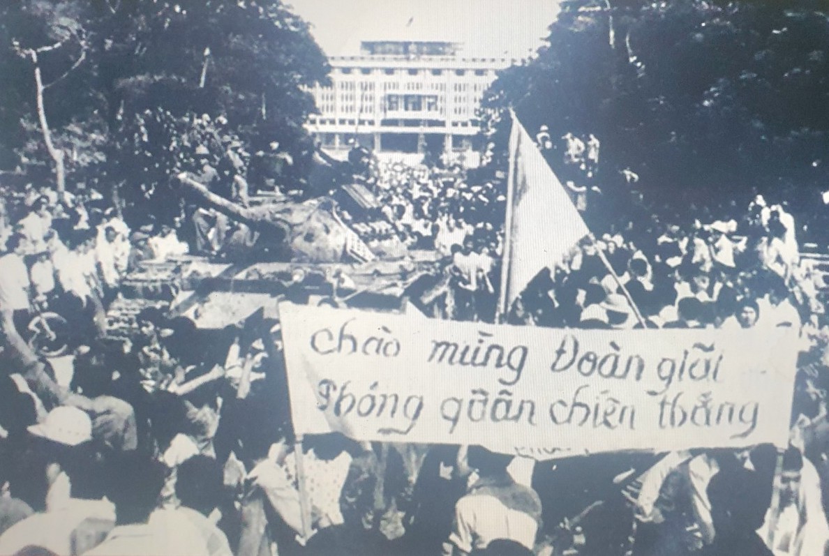 Nhân dân Sài Gòn vui mừng trong ngày chiến thắng 30/4/1975. Ảnh: TL
