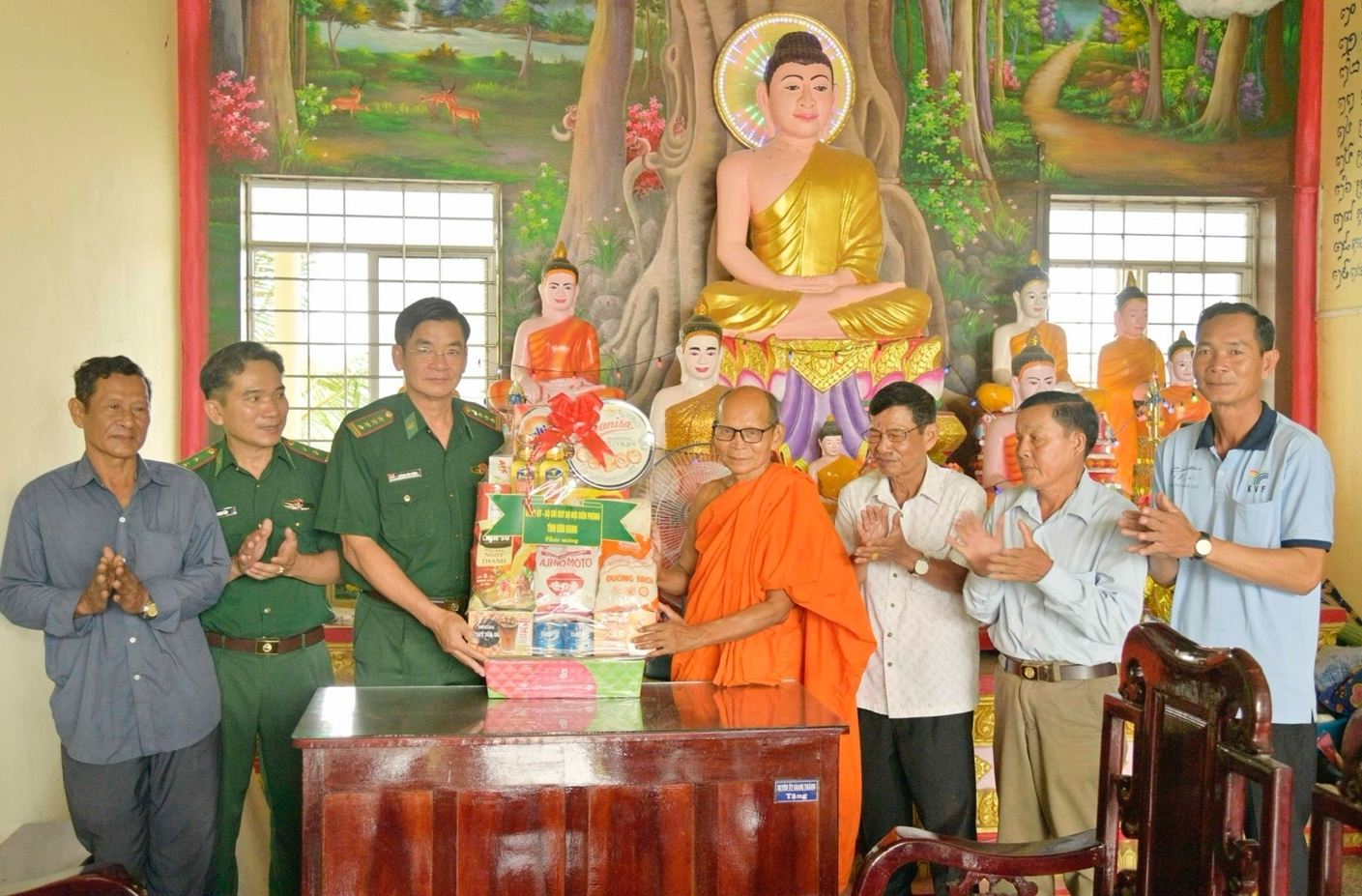 Bộ đội Biên phòng tỉnh Kiên Giang thăm và tặng quà chùa Khmer trên địa bàn tỉnh, nhân dịp Tết Chol Chnăm Thmây năm 2023.