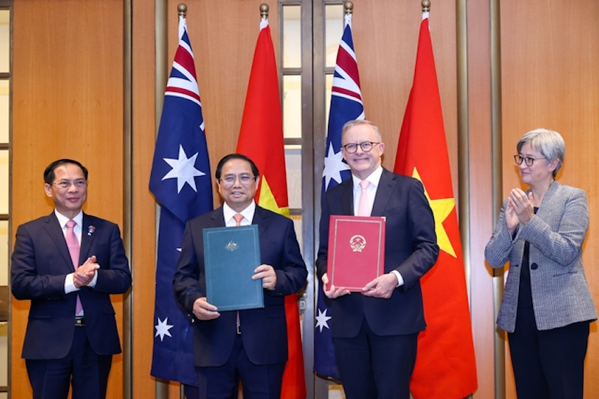 Thủ tướng Phạm Minh Chính và Thủ tướng Australia Anthony Albanese trao đổi Tuyên bố về việc nâng cấp quan hệ hai nước lên Đối tác Chiến lược toàn diện. Ảnh: VGP