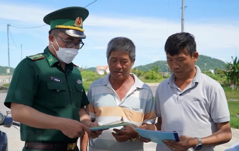 Cán bộ Trạm Kiểm soát Biên phòng Pháo Đài, Bộ đội Biên phòng Kiên Giang, tuyên truyền chống khai thác IUU đến chủ tàu cá.