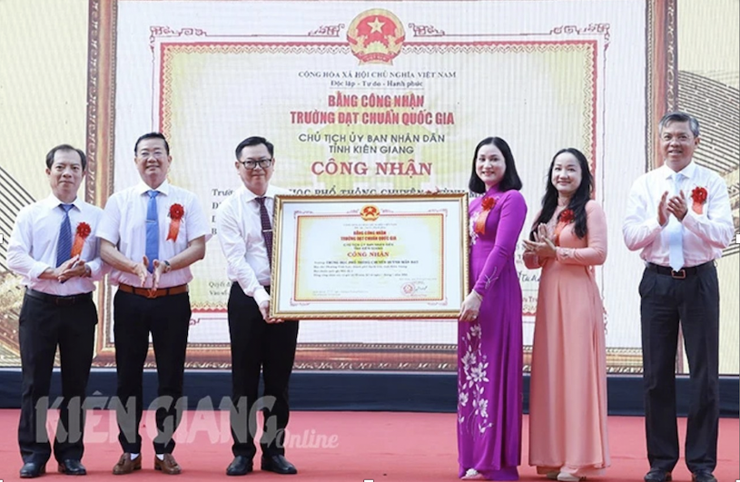 Trường THPT Chuyên Huỳnh Mẫn Đạt đón nhận Bằng công nhận trường đạt chuẩn quốc gia mức độ 2. Ảnh: KGO