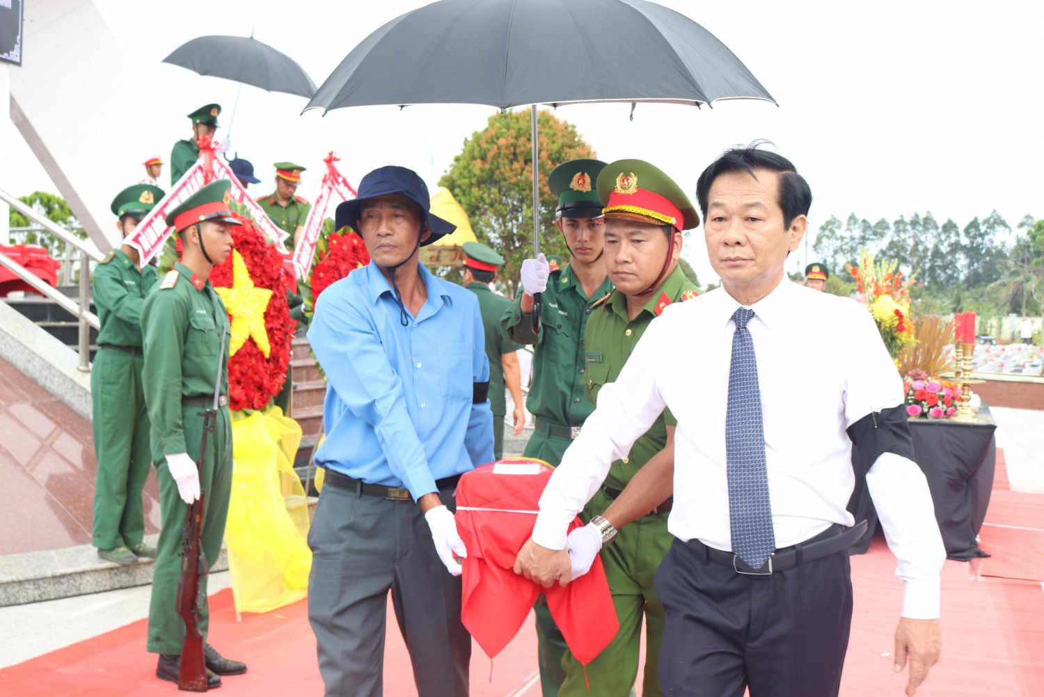 Đồng chí Đỗ Thanh Bình, Ủy viên Trung ương Đảng, Bí thư Tỉnh ủy, Trưởng Đoàn đại biểu Quốc hội đơn vị tỉnh Kiên Giang, đưa hài cốt quân tình nguyện và chuyên gia Việt Nam hy sinh tại Campuchia về an táng tại Nghĩa trang liệt sĩ huyện Hòn Đất. Ảnh Thu Oanh