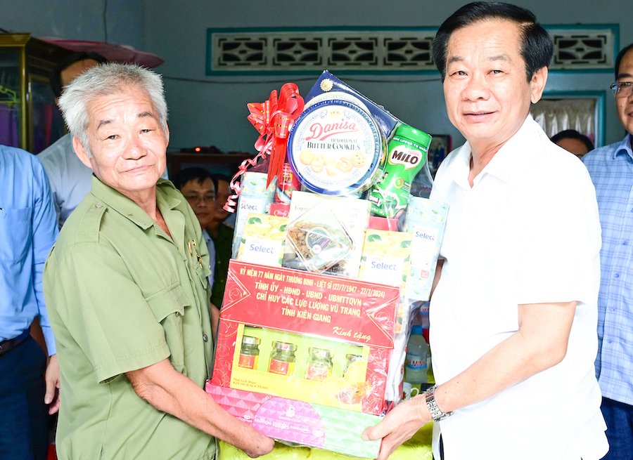 Đồng chí Đỗ Thanh Bình, Ủy viên Trung ương Đảng, Bí Thư Tỉnh ủy, Trưởng Đoàn đại biểu Quốc hội đơn vị tỉnh Kiên Giang (bên phải), tặng quà gia đình chính sách ở huyện U Minh Thượng. Ảnh: Thuỷ Tiên