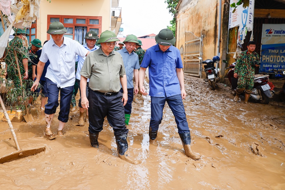 Thủ tướng Phạm Minh Chính thị sát tình hình, chỉ đạo ứng phó, khắc phục hậu quả mưa lũ, thiên tai tại tỉnh Yên Bái. Ảnh: VGP