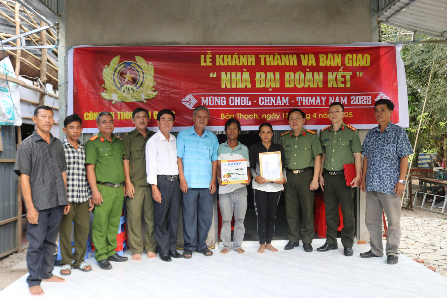 Phòng Công tác Chính trị, Công an tỉnh An Giang, bàn giao nhà Đại đoàn kết cho đồng bào Khmer nhân dịp Tết Chôl Chnăm Thmây năm 2025.