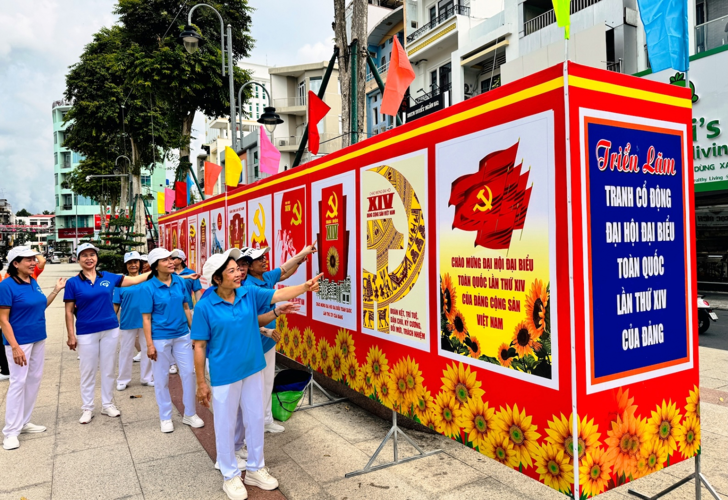 Hội viên Phụ nữ phường Rạch Giá xem triển lãm tranh cổ động, tuyên truyền đại hội đảng bộ các cấp. Ảnh Thế Hạnh