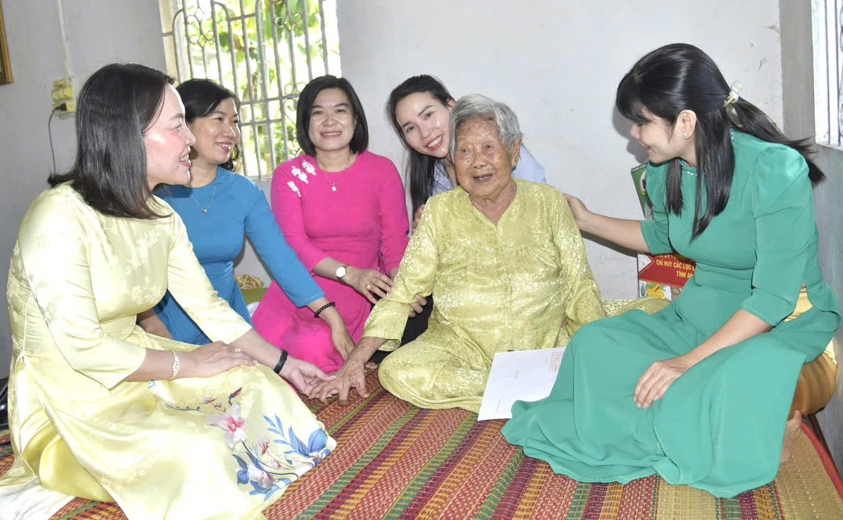 Đại diện Đảng uỷ Các cơ quan Đảng tỉnh An Giang và Đảng uỷ xã Châu Thành thăm Mẹ Việt Nam Anh hùng Trịnh Thị Hoa.
