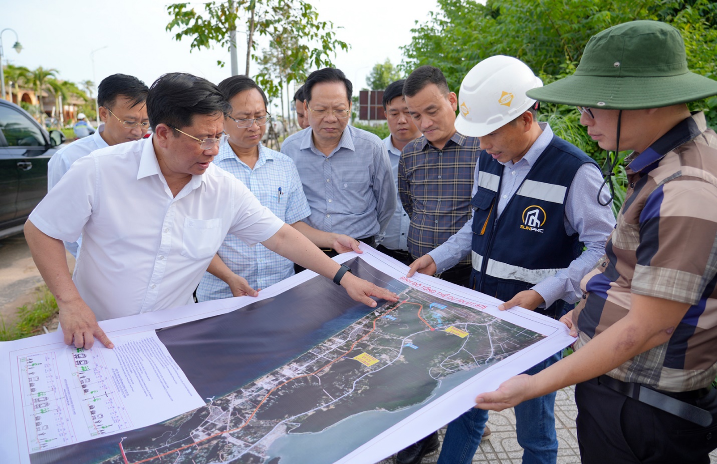 Đồng chí Hồ Văn Mừng, Ủy viên dự khuyết Trung ương Đảng, Phó Bí thư Tỉnh ủy, Chủ tịch UBND tỉnh An Giang (bìa trái), kiểm tra tiến độ dự án phục vụ Hội nghị APEC 2027 tại đặc khu Phú Quốc. Ảnh Tây Hồ