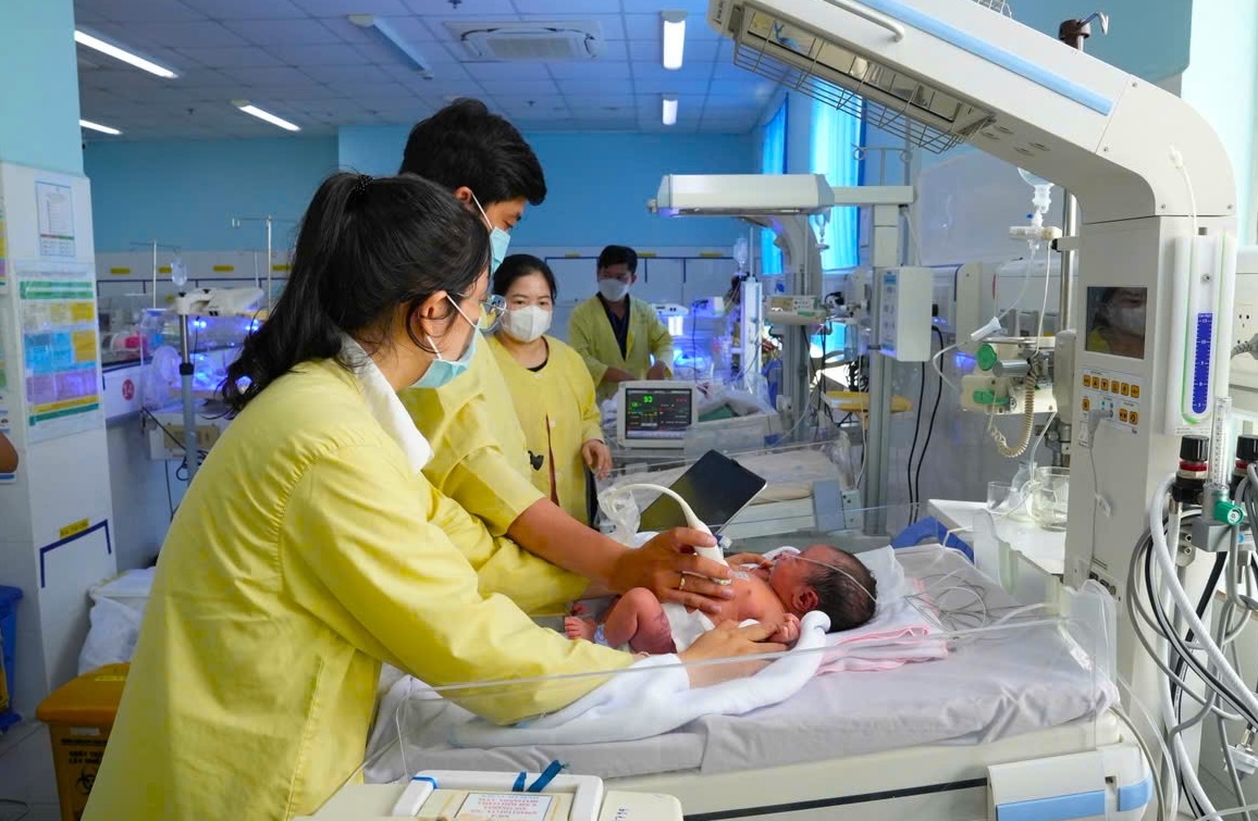 Siêu âm tầm soát điều trị bệnh cho trẻ sơ sinh non tháng tại Bệnh viện Sản Nhi An Giang.