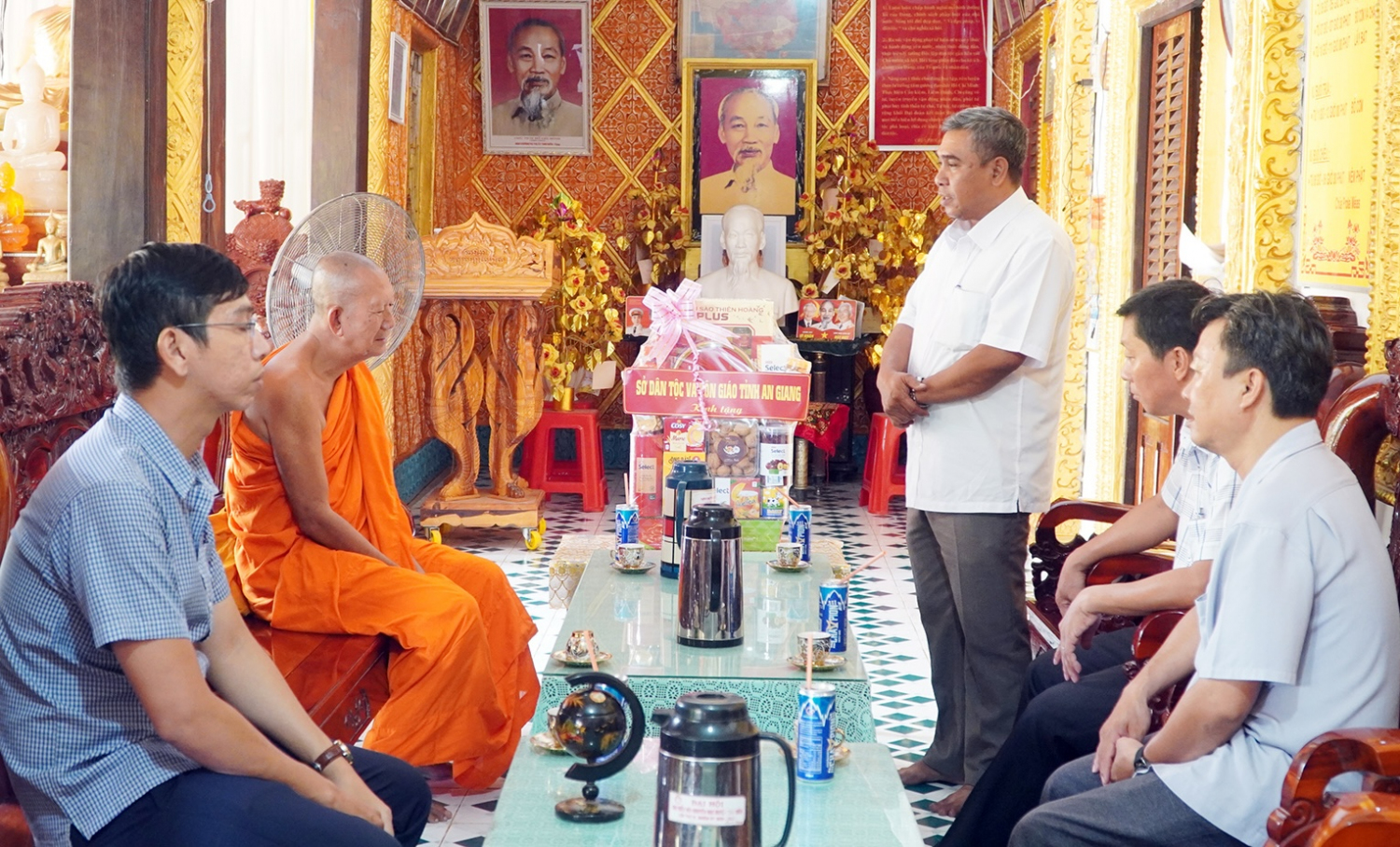 Đoàn công tác Sở Dân tộc và Tôn giáo tỉnh An Giang thăm, tặng quà người có uy tín trong đồng bào dân tộc thiểu số trên địa bàn phường Chi Lăng.